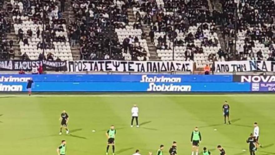 Όλο το ελληνικό ποδόσφαιρο ενωμένο, με πανό κατά βιαστών και «συστήματος»