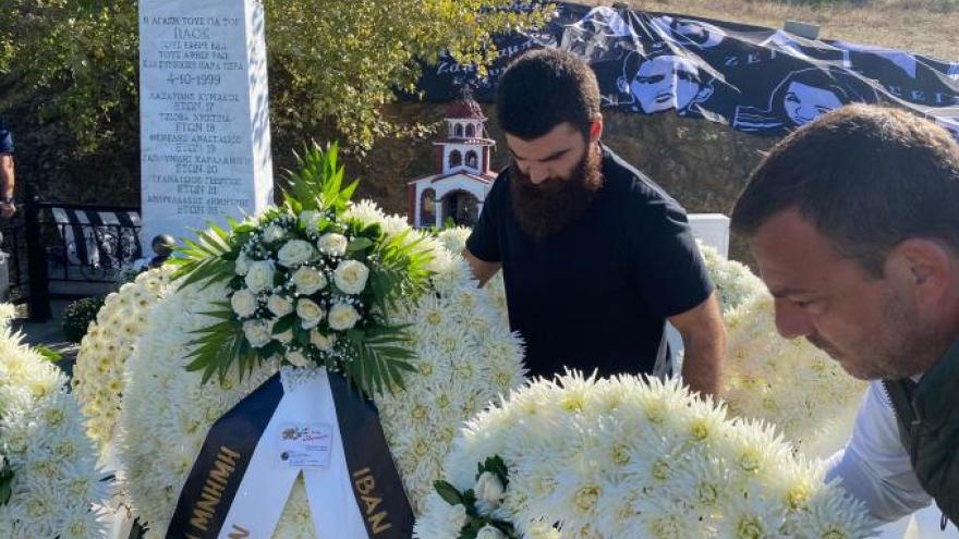 Πλήθος κόσμου στα Τέμπη