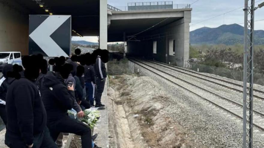 Στο σημείο της σιδηροδρομικής τραγωδίας οι οπαδοί του ΠΑΟΚ (pics)