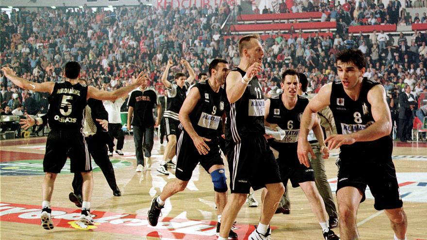 Ο Γιάννης Γιαννούλης θυμάται την…κηδεία στο ΣΕΦ με το τρίποντο του Πέτζα
