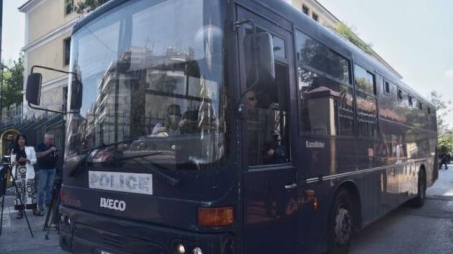 Ένταση στην Ευελπίδων με οπαδούς της ΑΕΚ και αστυνομία