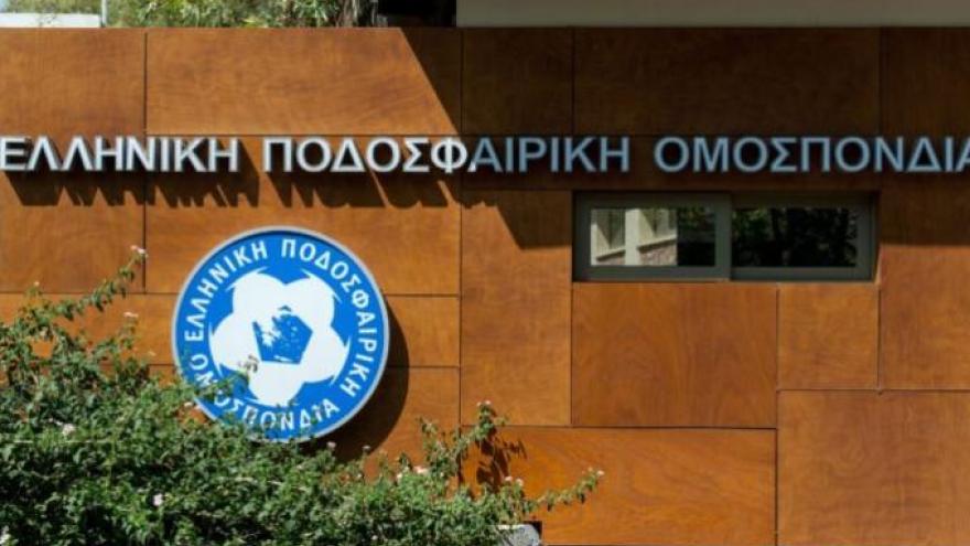 «Επίσκεψη» Ολυμπιακών στην ΕΠΟ και πανό κατά ΠΑΟΚ, ΠΑΟ, ΑΕΚ!