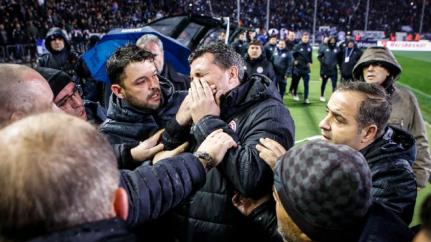 Τα ξέχασαν όλα στον Πειραιά…