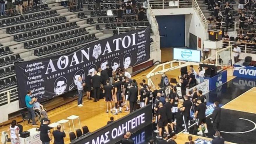 PAOK Sports Arena: Τίμησαν τη μνήμη των έξι αδικοχαμένων οπαδών στα Τέμπη