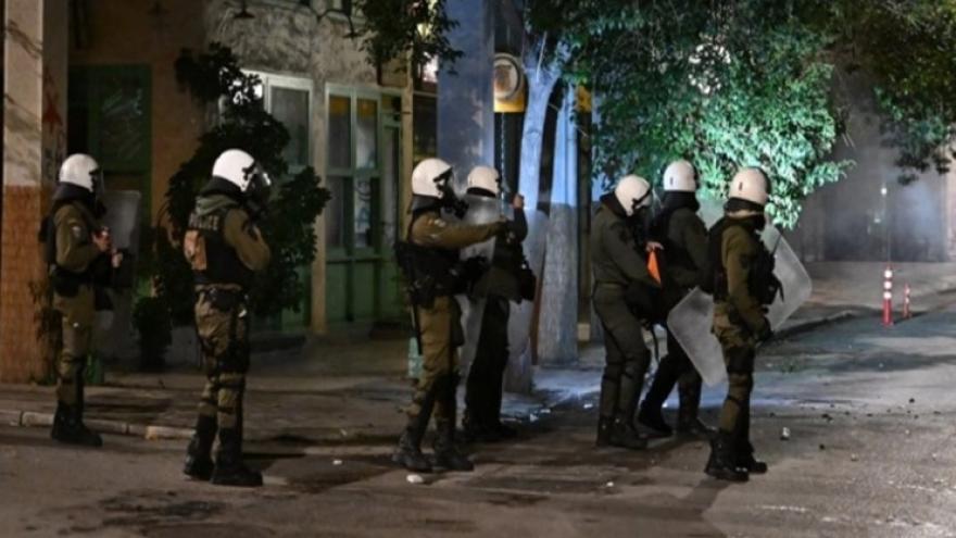 Ξανά στο χειρουργείο ο αστυνομικός, που τραυματίστηκε στου Ρέντη