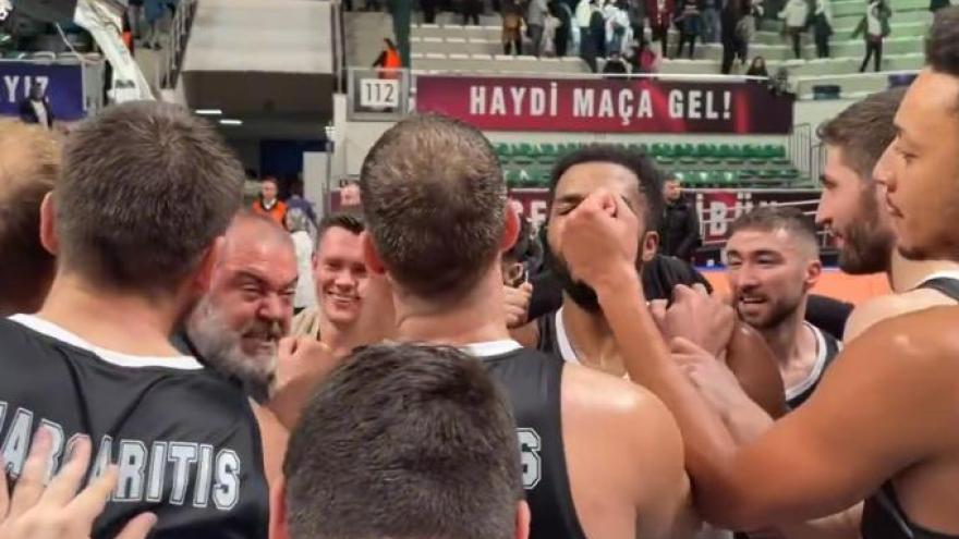 «Τρελαμένος» Χατζόπουλος και ασπρόμαυρα πανηγύρια με τον κόσμο στην Προύσα (vid)