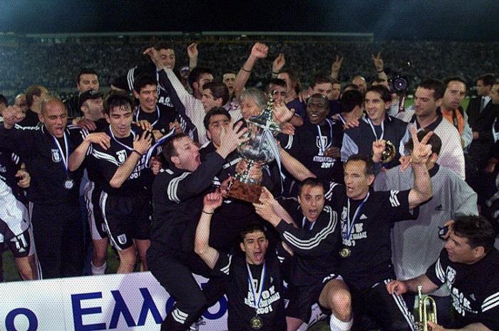 Η κυπελλούχος ομάδα ποδοσφαίρου του ΠΑΟΚ το 2001