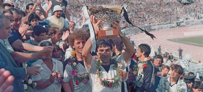 Ο Γιάννης Δαμανάκης με την ομάδα του ΠΑΟΚ σηκώνουν το 2ο πρωτάθλημα στην ιστορία του ομίλου το 1985
