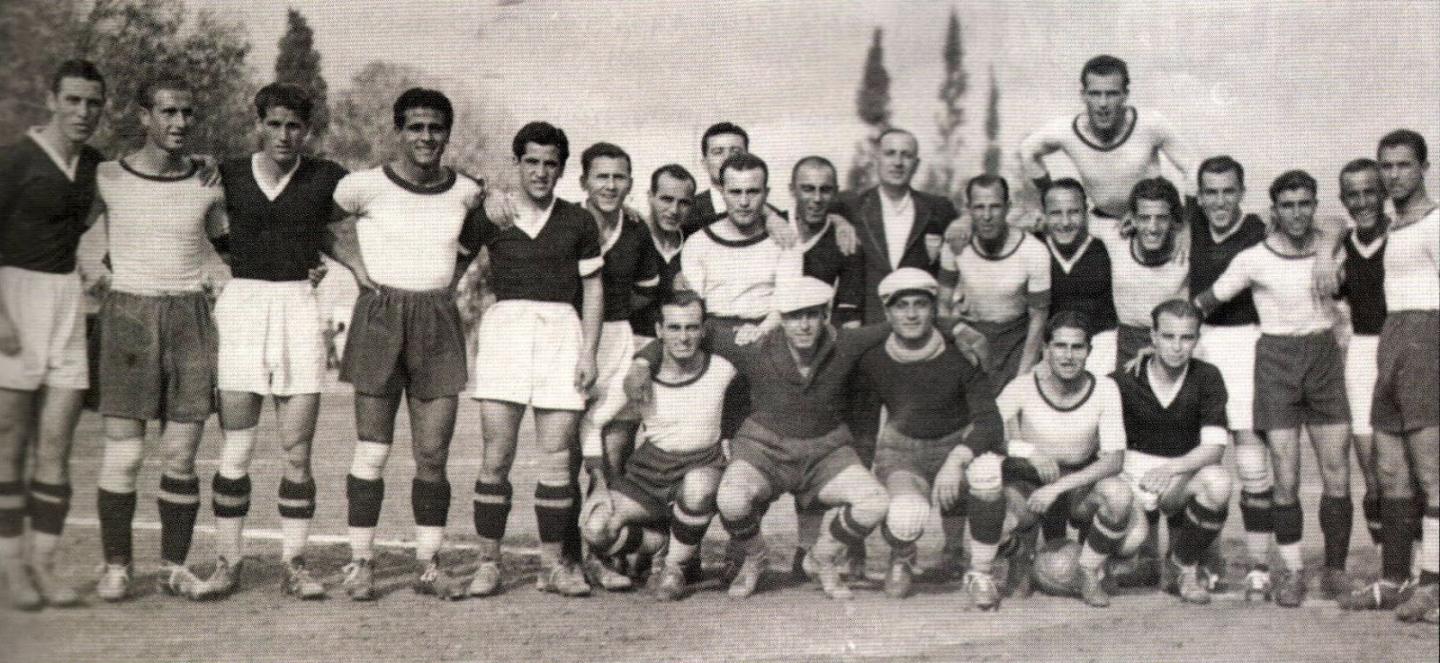 Παίκτες του ΠΑΟΚ και της ΑΕΚ πριν την έναρξη του τελικού Κυπέλλου Ελλάδας στις 28/5/1939 ...