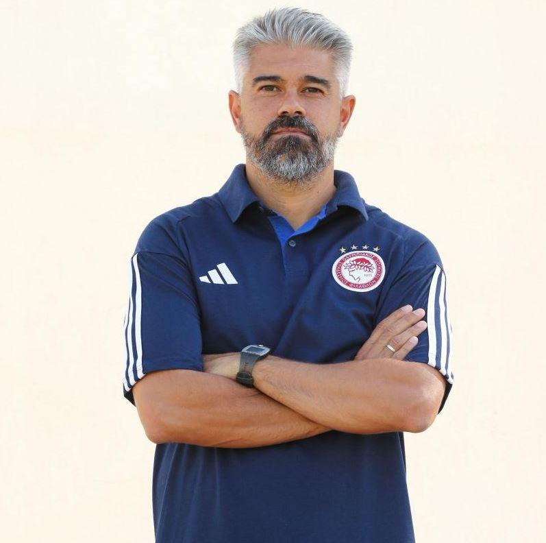 Ο προπονητής της ομάδας Κ15 του Ολυμπιακού, Βασίλης Σπέρτος