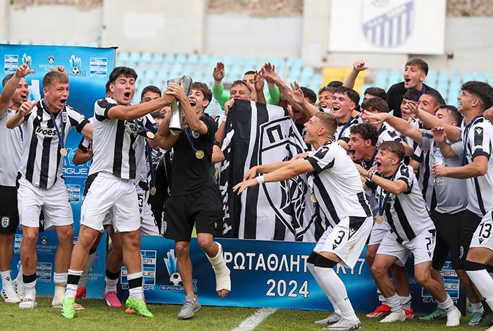 Η Κ17 πανηγυρίζει την κατάκτηση του πρωταθλήματος