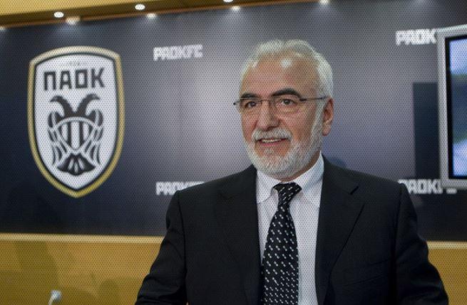 Ο Ιβάν Σαββίδης με φόντο το σήμα του ΠΑΟΚ