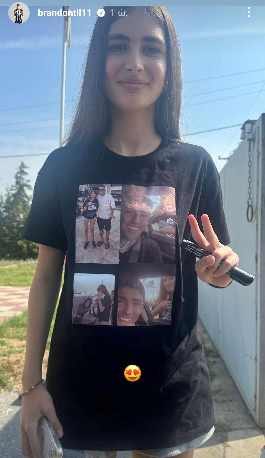 Φίλη οπαδός του ΠΑΟΚ στην προπόνηση της ομάδας με φανέλα με φωτογραφίες του Μπράντον Τόμας