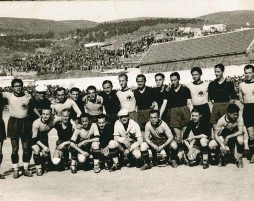 ομάδα ποδοσφαίρου με έμβλημα δικέφαλο αετό
