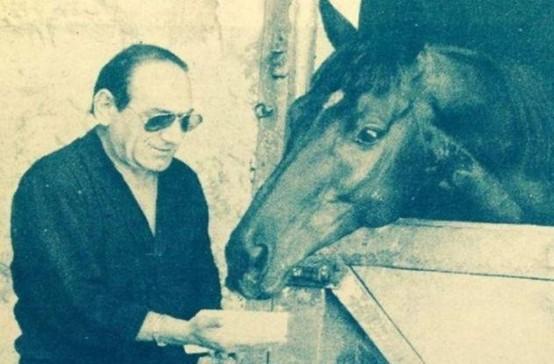 Ο Στράτος Διονυσίου ταΐζει άλογο
