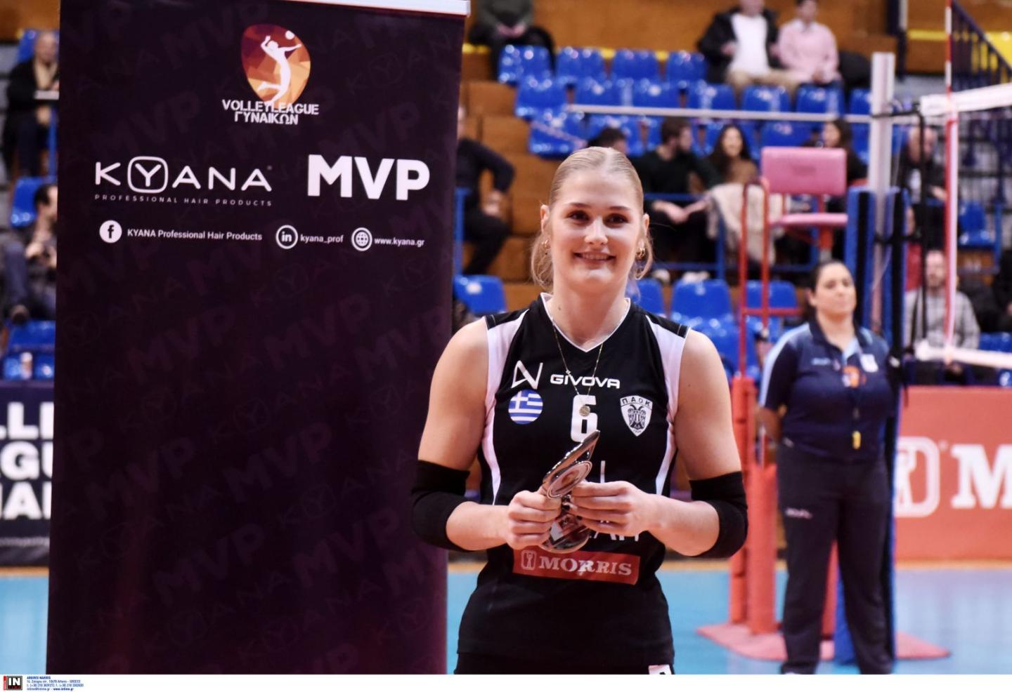 Η Έστερ Γιάσπερ με το βραβείο της MVP για την 13 αγωνιστική βόλλεϋ γυναικών