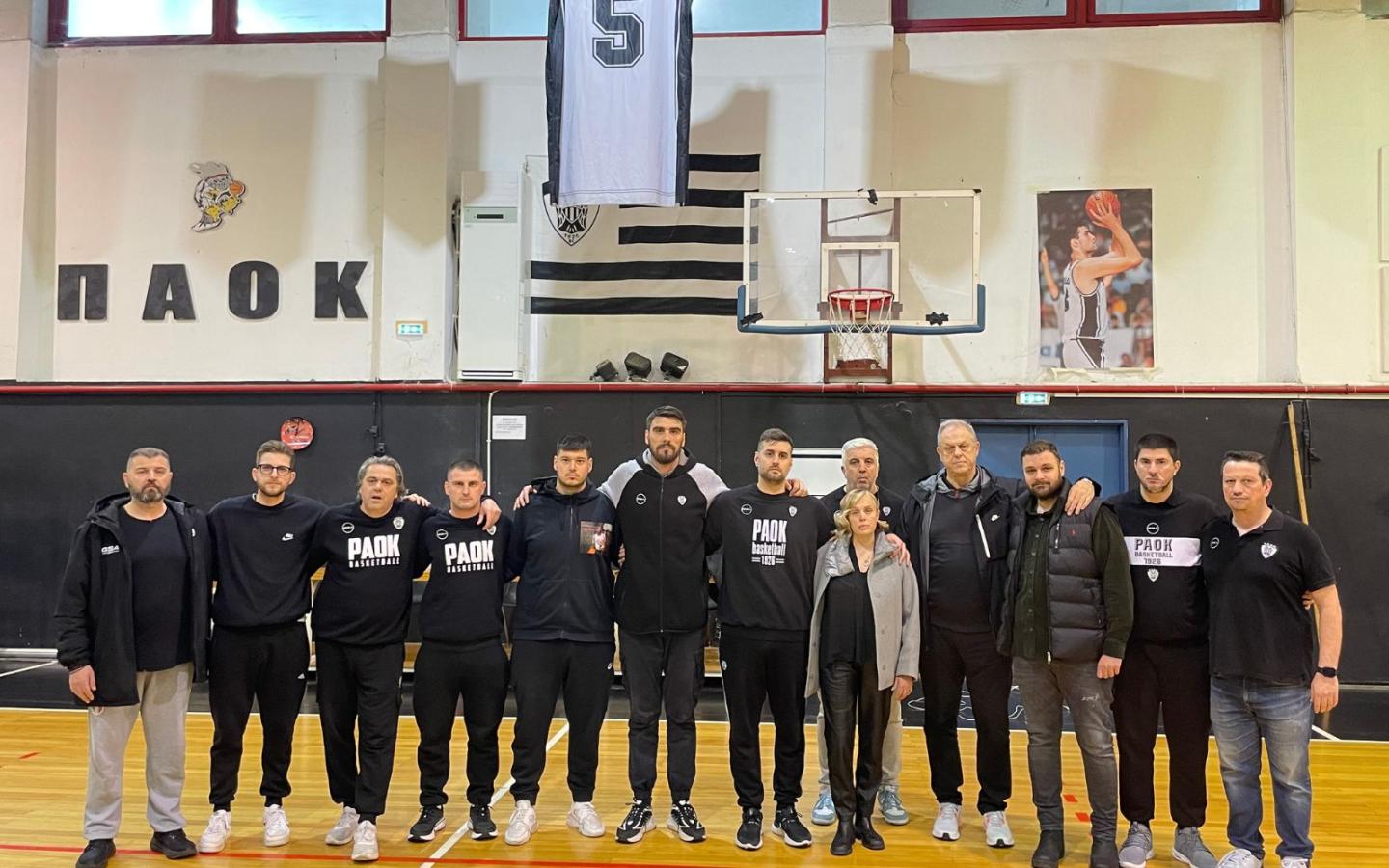 Τιμητική φανέλα και φωτογραφία στους βοηθητικούς χώρους της ομάδας μπάσκετ του ΠΑΟΚ προς τιμήν του Γιώργου Βαλαβανίδη