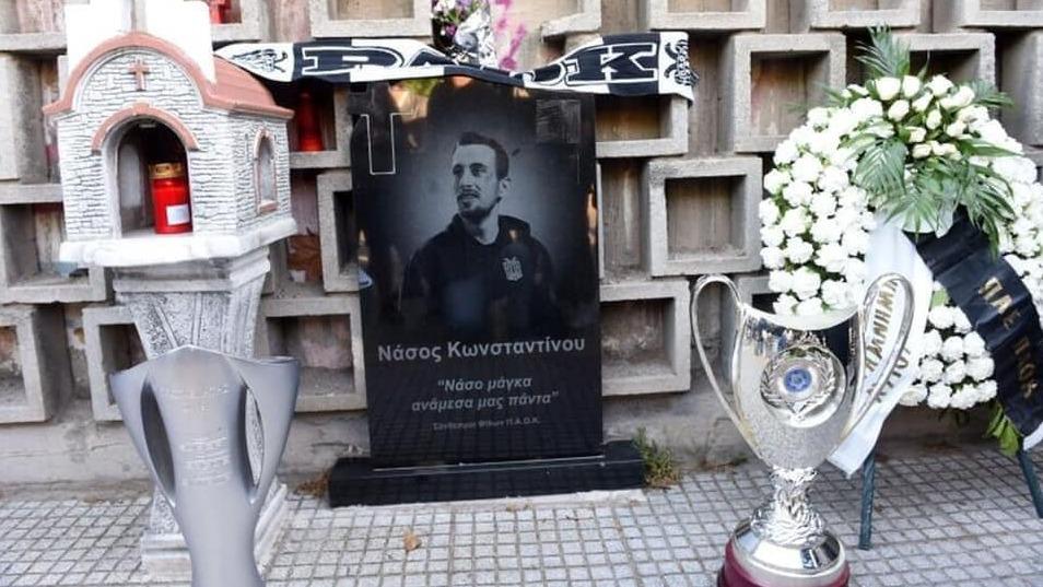 Το μνήμα του Νάσου Κωνσταντίνου με τα τρόπαια του πρωταθλήματος και του κυπέλλου ποδοσφαίρου