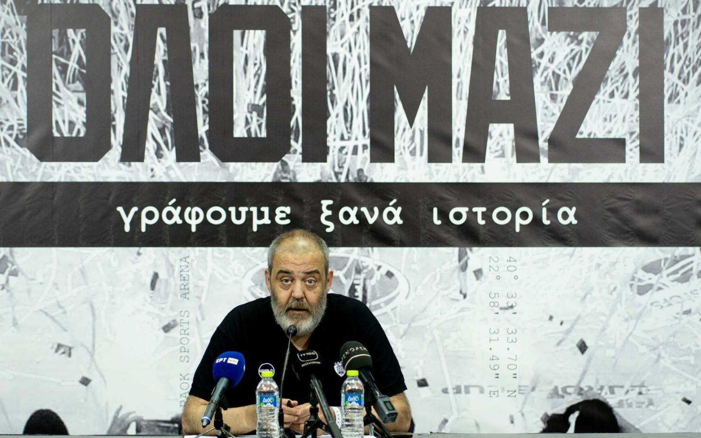 Ο Θανάσης Χατζόπουλος παραχωρεί συνέντευξη τύπου στο Παλατάκι