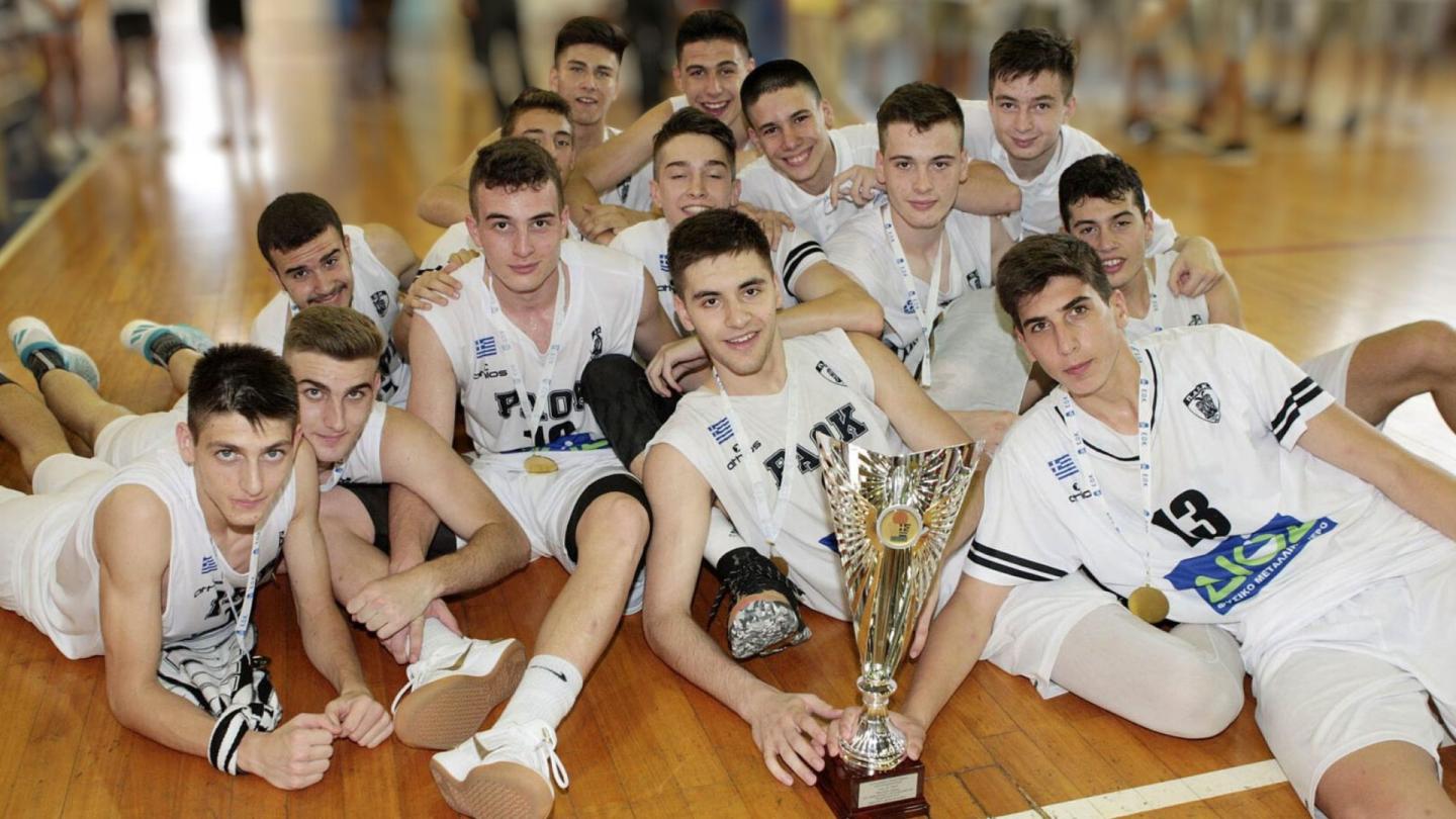 Ο Γιώργος Φίλλιος και ο Κωνσταντίνος Ιατρίδης πανηγυρίζουν την κατάκτηση του Πανελληνίου Πρωταθλήματος Παίδων με τον ΠΑΟΚ το 2017