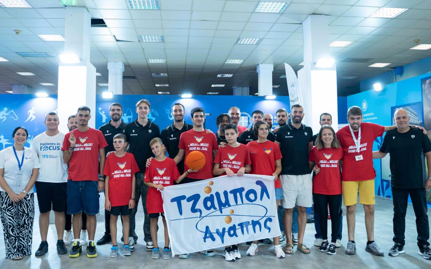 Τα στελέχη της ομάδα μπάσκετ στην ΔΕΘ στο περίπτερο του «ΤΖΑΜΠΩΛ ΑΓΑΠΗΣ»