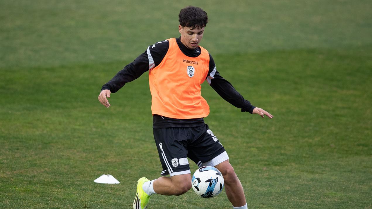 Ο Δημήτρης Μπέρδος με την μπάλα στα πόδια στην προπόνηση